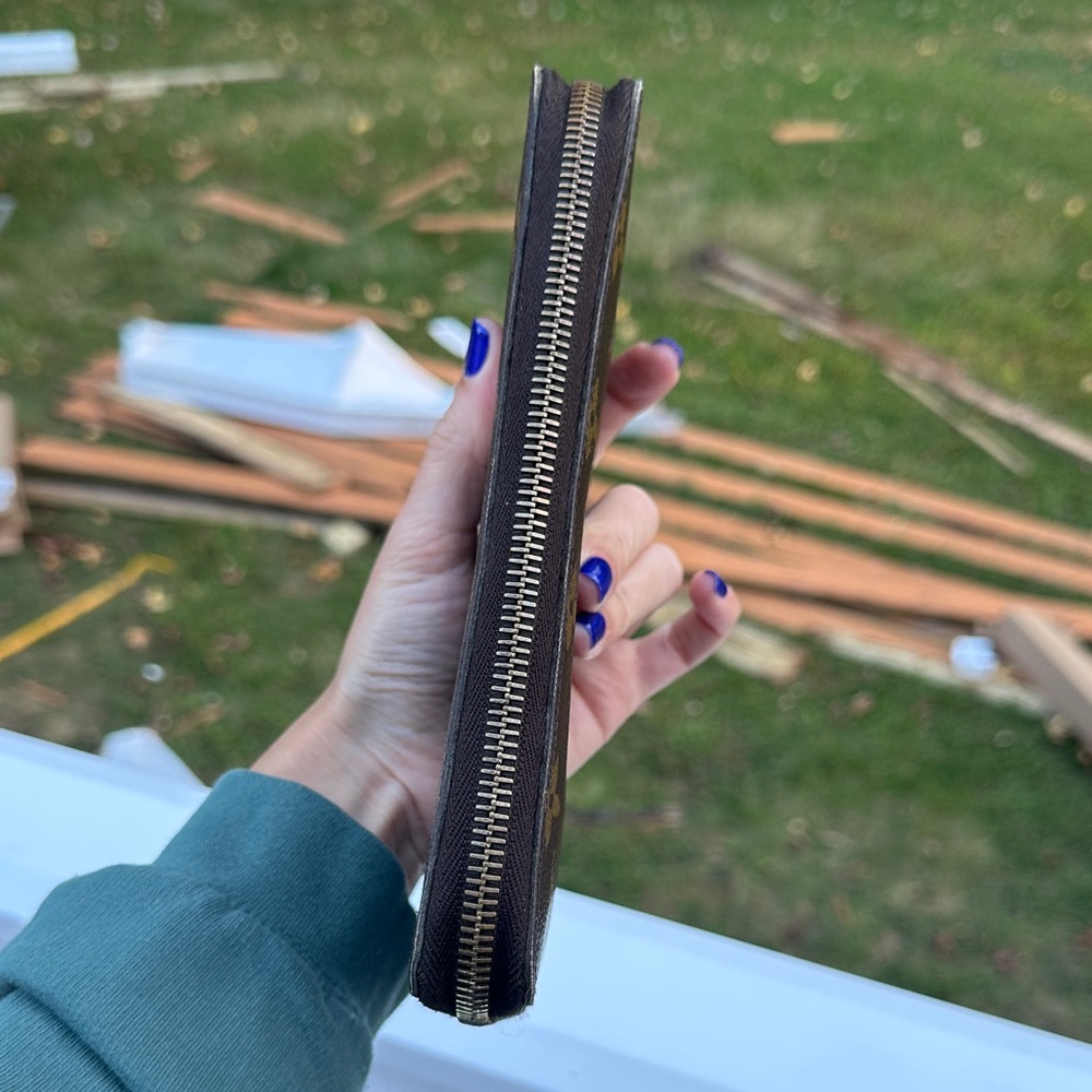 Louis Vuitton Monogram Zippy Wallet - Picture 4 of 16